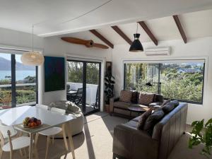 ein Wohnzimmer mit Sofa und Tisch in der Unterkunft Marine Bach - Diamond Harbour in Diamond Harbour