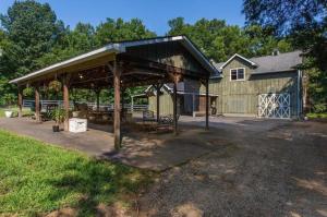 Το κτήριο όπου στεγάζεται  η παραθεριστική κατοικία