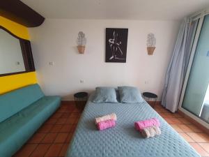 Postel nebo postele na pokoji v ubytování Studio le pipiri piscine vue mer residence securisee + 20 fotografií