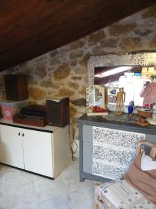 kuchnia z kamienną ścianą z blatem w obiekcie Creativ hause w mieście San Giuliano Terme