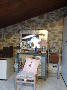 Pokój z biurkiem, lustrem i krzesłem w obiekcie Creativ hause w mieście San Giuliano Terme
