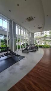 Un gimnasio con una fila de cintas de correr en un edificio. en 1 BR Apartment at BSD City by Miapato, en Tangerang
