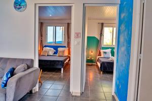 Postel nebo postele na pokoji v ubytování Villa Lanmè cosy, piscine privative & vue Mer