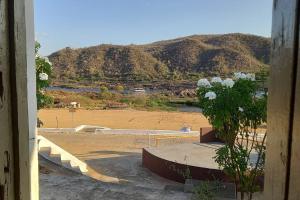 a house with a view of a beach and a mountain at Recanto de Piranhas de Baixo in Piranhas