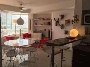 a kitchen and living room with a table and chairs at Apto 501 E Alto del Fonce in San Gil