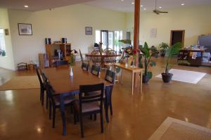 een eetkamer met een tafel en stoelen bij Baergnaescht B&B in Osoyoos