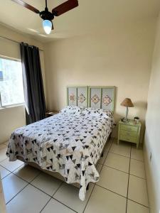 ein Schlafzimmer mit einem großen Bett und einem Deckenventilator in der Unterkunft Lindo Apto Frente Praia 4 Cond Dom Felippe in São Lourenço do Sul