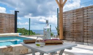 Bazén v ubytování Villa Lanmè cosy, piscine privative & vue Mer nebo v jeho okolí