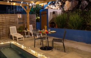 Bazén v ubytování Villa Lanmè cosy, piscine privative & vue Mer nebo v jeho okolí