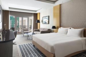 Postel nebo postele na pokoji v ubytování Skopje Marriott Hotel