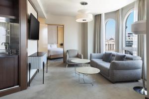 TV a/nebo společenská místnost v ubytování Skopje Marriott Hotel