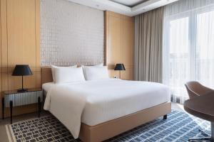 Postel nebo postele na pokoji v ubytování Skopje Marriott Hotel