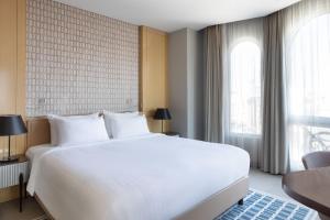 Postel nebo postele na pokoji v ubytování Skopje Marriott Hotel