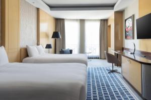 TV a/nebo společenská místnost v ubytování Skopje Marriott Hotel