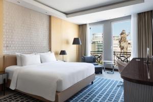 Postel nebo postele na pokoji v ubytování Skopje Marriott Hotel