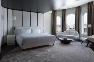 Postel nebo postele na pokoji v ubytování Skopje Marriott Hotel
