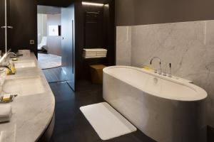 Koupelna v ubytování Skopje Marriott Hotel