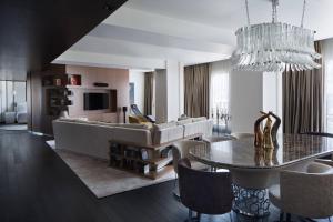 TV a/nebo společenská místnost v ubytování Skopje Marriott Hotel