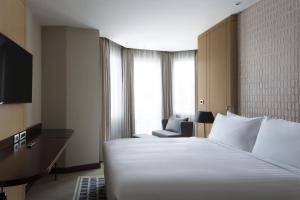 Postel nebo postele na pokoji v ubytování Skopje Marriott Hotel