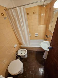 ein Badezimmer mit Toilette, Waschbecken und Badewanne in der Unterkunft Centro de Mar del Plata in Mar del Plata