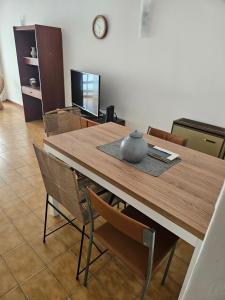 einem Esstisch mit Stühlen und einer Vase darauf in der Unterkunft Centro de Mar del Plata in Mar del Plata