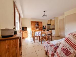 eine Küche und ein Wohnzimmer mit Tisch und Stühlen in der Unterkunft Y Hôtes- Ambiance Montagne T2 Station Hirmentaz in Bellevaux