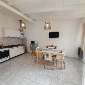 a kitchen and dining room with a table and chairs at Aires del sur Patagonia I Departamento N°5 in Río Gallegos