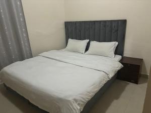 Postel nebo postele na pokoji v ubytování Wehome Sharjah Al Nahda