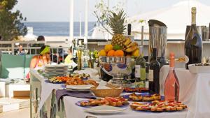a table topped with plates of food on top of a beach at BUE MARINO Hotel-Restaurant-Cocktail Bar in Cala Gonone