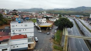 a view of a city with a street and a highway at Hotel vista alegre in Itapeva