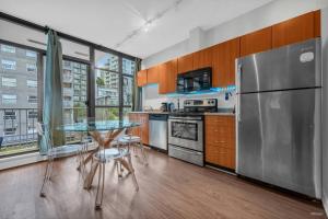 Η κουζίνα ή μικρή κουζίνα στο Lovely 2-Bedrooms Downtown suite Free Parking