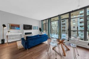 Χώρος καθιστικού στο Lovely 2-Bedrooms Downtown suite Free Parking