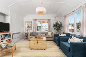 Ruang duduk di Avalon vintage beachside family getaway