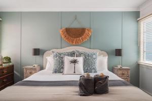 Katil atau katil-katil dalam bilik di Avalon vintage beachside family getaway