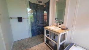 Bilik mandi di Avalon vintage beachside family getaway +21 gambar