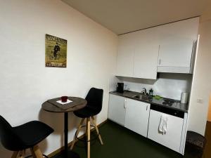 Una cocina o cocineta en Central and Chilly by Cathedral