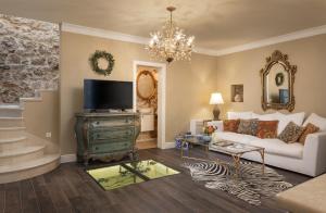 a living room with a couch and a tv at Villa Vendelina in Podgora