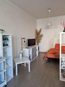 a white living room with a couch and a table at A casa di Pablo in Collodi