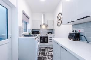 Η κουζίνα ή μικρή κουζίνα στο Four BR House By Eason Stays Short Lets & Serviced Accommodation Atherton With Free Parking