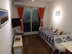 a small room with a bed and a window at Top Laprida Apart - Zona Centro in Rosario