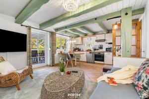 un soggiorno con un divano e un tavolo di Ferienwohng Zum Garten Delve a Delve