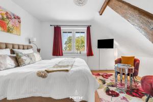 una camera da letto con un letto e una finestra di Ferienwohng Zum Garten Delve a Delve