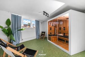 ダゲビュルにあるFerienhaus Pegelbude Dagebüllの椅子付きの部屋、鏡付きの部屋