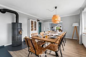 ダゲビュルにあるFerienhaus Pegelbude Dagebüllのテーブルと暖炉のあるダイニングルーム