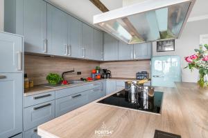 ダゲビュルにあるFerienhaus Pegelbude Dagebüllの青いキャビネットとカウンタートップを備えたキッチン +45枚の写真