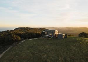 a bus parked on top of a hill at Atatū PurePod in Tormore