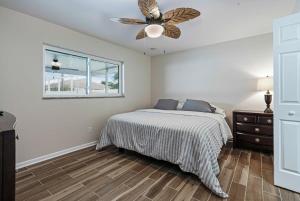 Ένα ή περισσότερα κρεβάτια σε δωμάτιο στο Charming Luxury Heated Pool Home