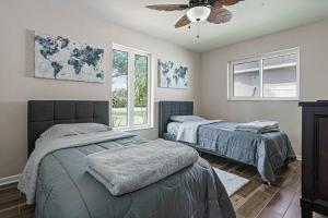 Ένα ή περισσότερα κρεβάτια σε δωμάτιο στο Charming Luxury Heated Pool Home