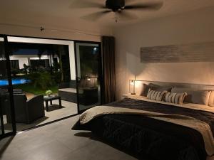 una camera da letto con un letto e un ventilatore a soffitto di Hotel Good Life a Coco