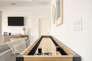 - un salon avec un billard au milieu dans l'établissement Sunscape Retreat, à Cape Coral